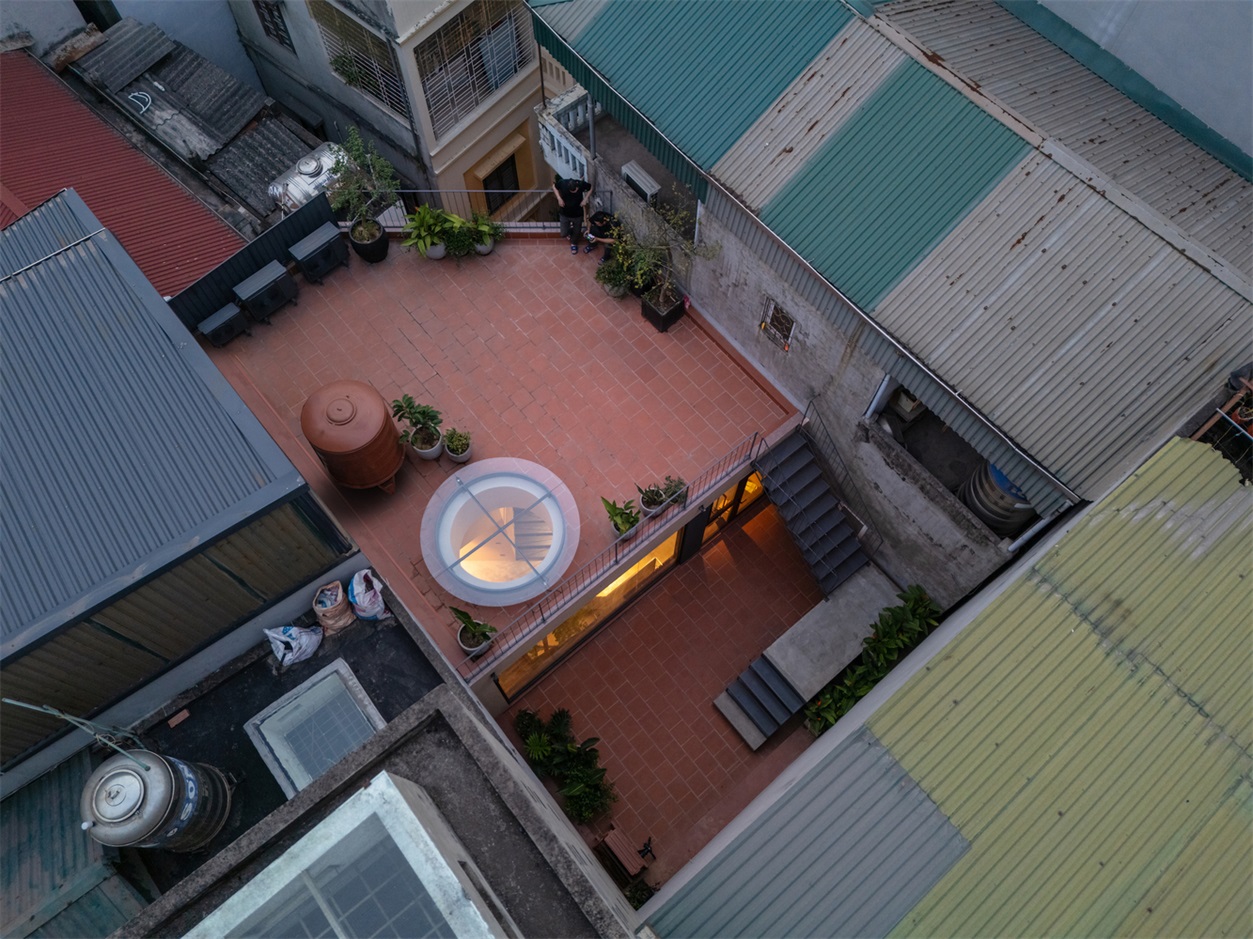 城市小巷夹缝中的山谷秘境承载亲情时光的别墅设计 城市小巷夹缝中的山谷秘境承载亲情时光的别墅设计