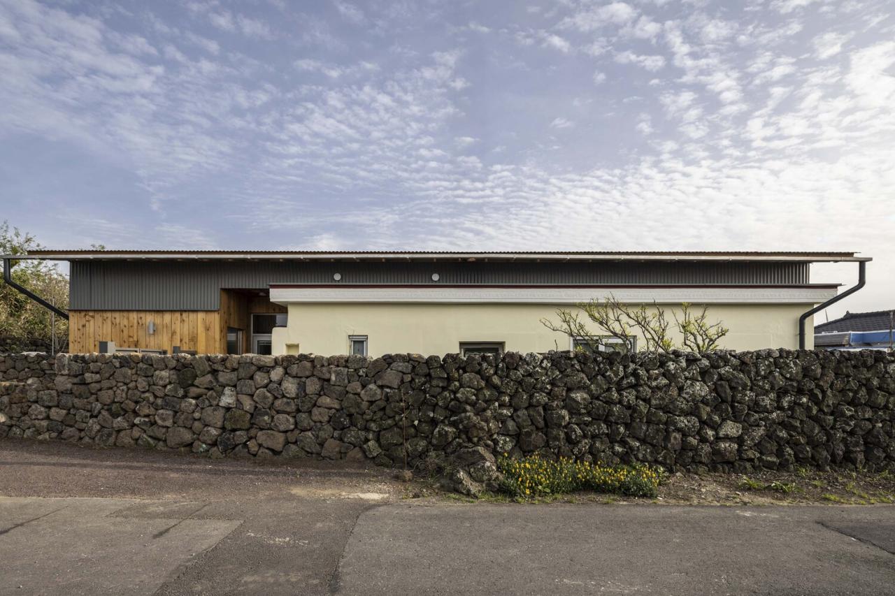 济州岛老房的新生新旧结构交织续写传统居住记忆的住宅设计 济州岛老房的新生新旧结构交织续写传统居住记忆的住宅设计